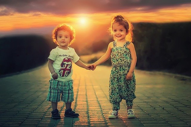 dvě děti při západu slunce