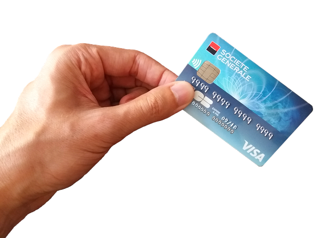 platební karta v ruce