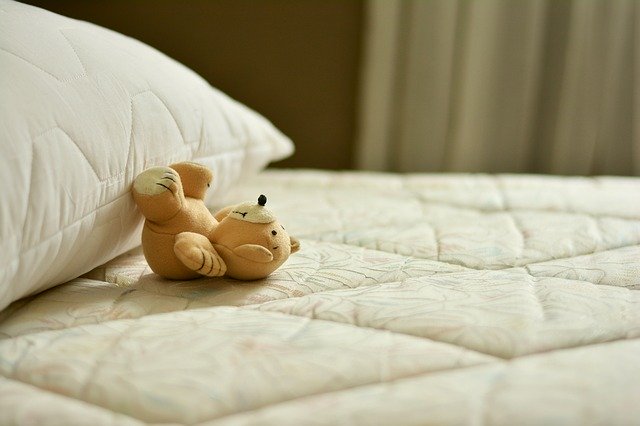 plyšový medvídek na matraci